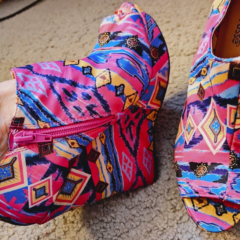 2 for 1 CHARLOTTE RUSSE AZTEC WEDGE BOOTIES - SZ 7 - Picture 3 of 16